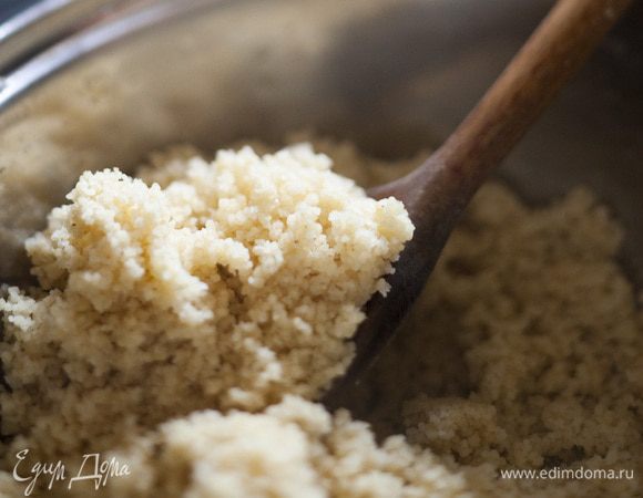 Кускус залить стаканом кипятка, добавить несколько капель оливкового масла и щепотку соли и оставить на 3—4 минуты, чтобы кускус впитал всю воду, или приготовить согласно инструкции на упаковке.