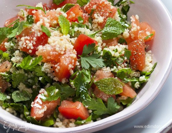 Заправить салат прямо на столе оливковым маслом, соком лимона, поперчить и посолить.