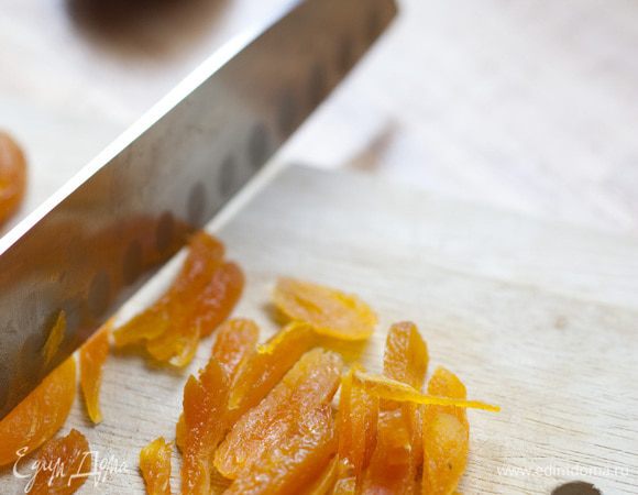 Курагу нарезать длинными полосками.