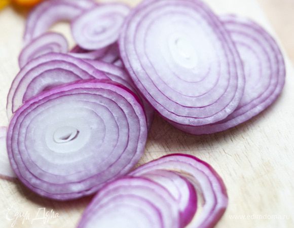 Луковицу почистить и нарезать кольцами.