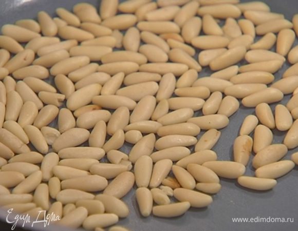 В другой сковороде обжарить горсть кедровых орехов.