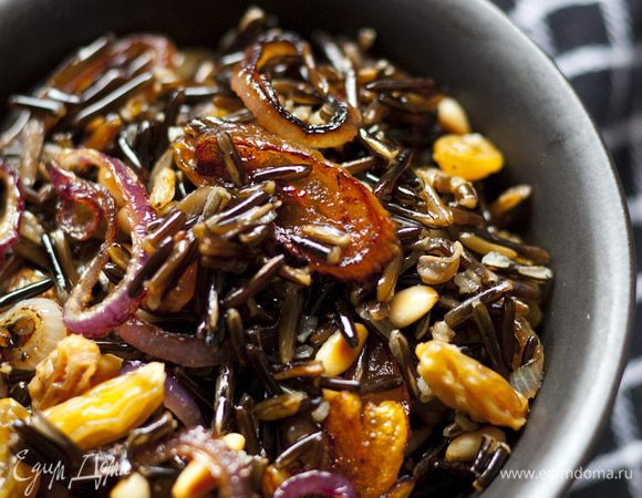 Изюм отжать, добавить в рис, все хорошенько перемешать. Заправить оливковым маслом, посолить по вкусу.