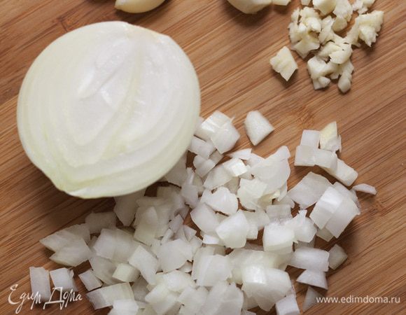 Лук и чеснок почистить и мелко нарезать.