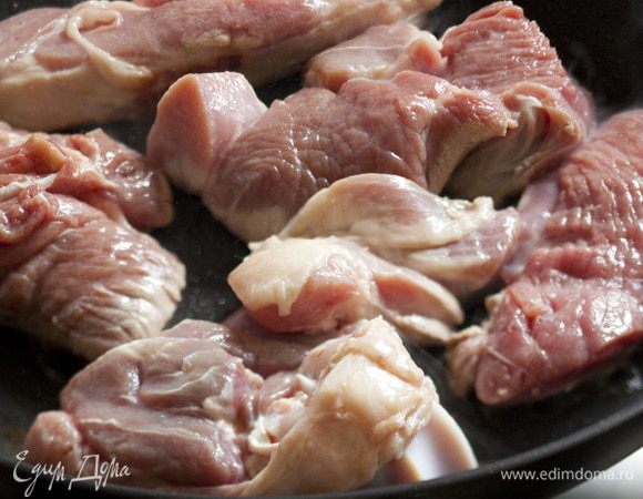 Вынуть баранину, дать ей отдохнуть несколько минут.