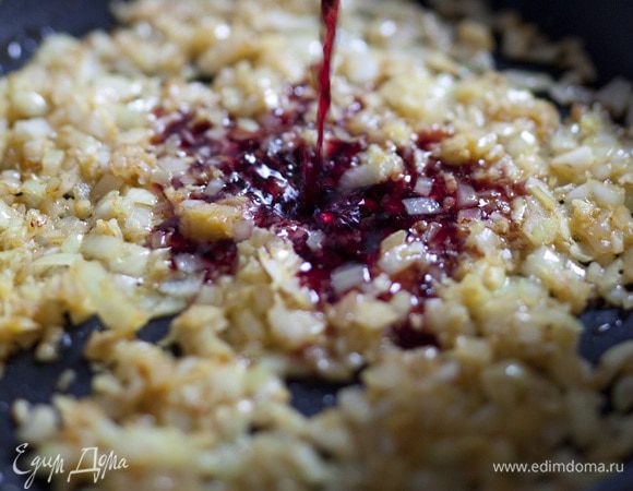 Приготовить маринад: в кастрюлю, в которой жарилось мясо, всыпать имбирь, карри, нарезанные лук и чеснок. Перемешать, слегка прожарить, добавить красное вино, мед, соевый соус, раскрошенный руками перец чили и корицу.