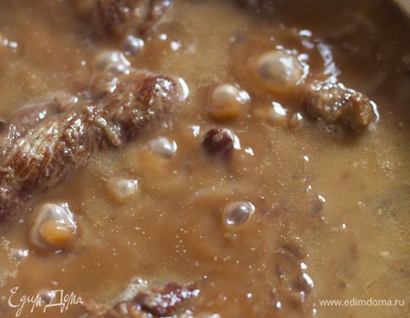 Выложить в маринад отдохнувшее мясо, влить горячую воду так, чтобы мясо было полностью покрыто соусом с водой, накрыть крышкой и тушить на медленном огне полтора часа.