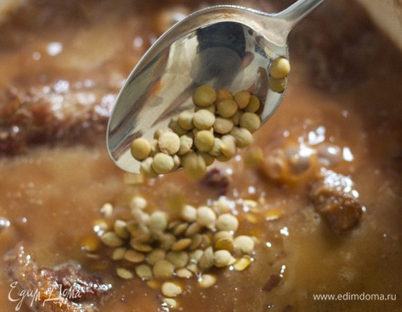 Добавить чечевицу и тушить все вместе на медленном огне еще 40 минут.