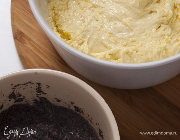 Желтки с сахаром взбить миксером в светлую воздушную массу. 