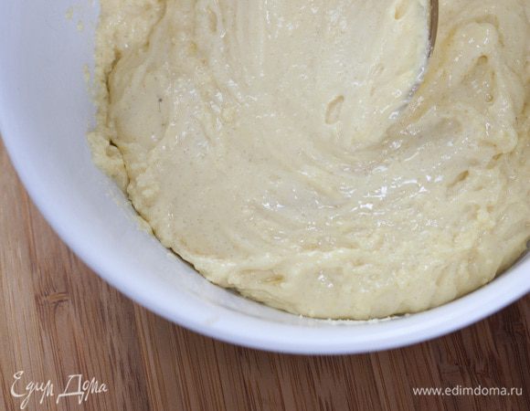 Муку смешать с крахмалом, просеять через сито, добавить желтки. Полученную массу медленно взбить до однородной консистенции. 