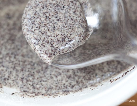 Мак отжать и добавить в желтки с мукой. Сюда же добавить мускатный орех и белки. Все осторожно перемешать. 