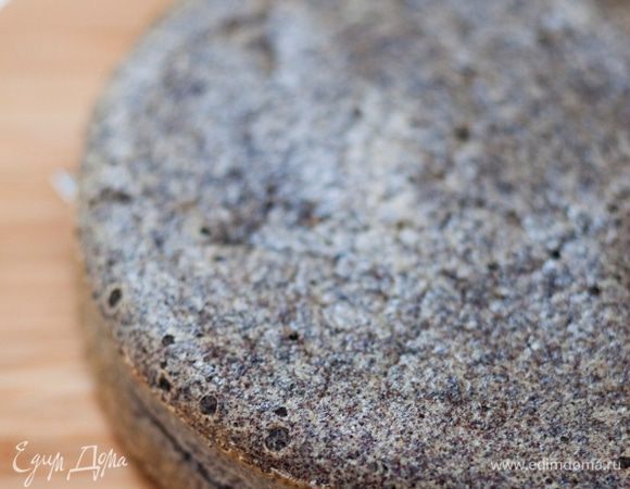 Смазать сливочным маслом разъемную форму, выложить в нее тесто и выпекать в течение 30 минут в разогретой духовке. 