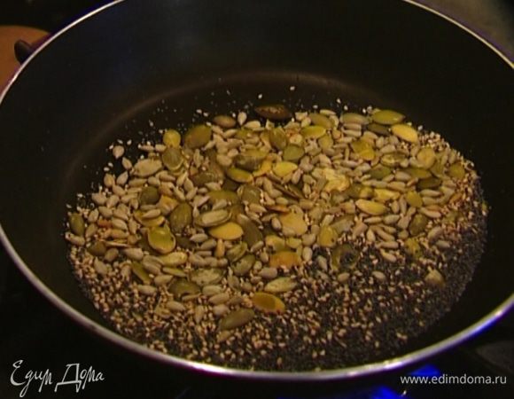 Тыквенные и подсолнечные семечки, мак и кунжут слегка обжарить на сухой сковороде.