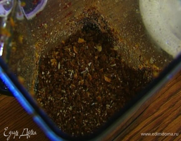 Приготовить сухарную смесь: хлеб порезать и вместе с чесноком измельчить блендером в крошку, затем добавить обжаренные семечки, цедру апельсина и еще раз измельчить блендером.