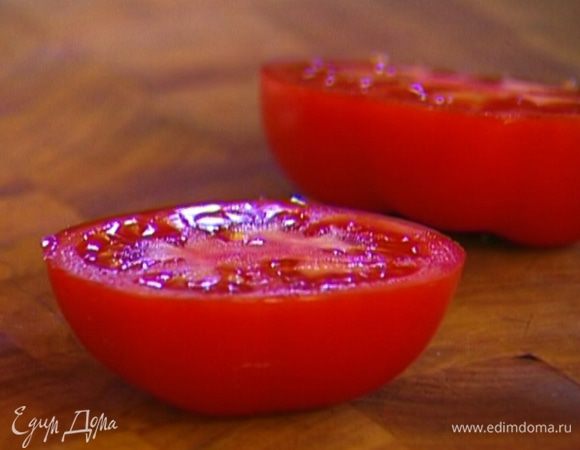 Помидоры разрезать пополам, затем, стараясь не повредить стенки, ложкой вынуть мякоть.
