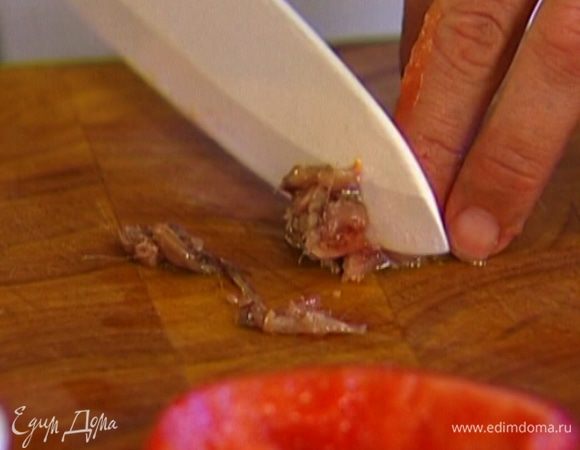 Анчоусы мелко порезать.