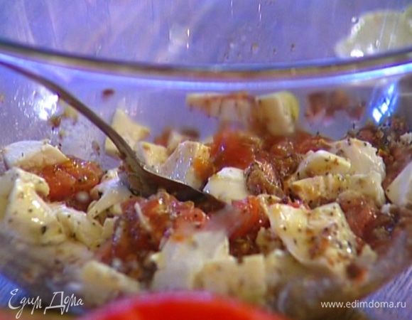 Приготовить начинку: мякоть помидоров перемешать с 2 ст. ложками сухарной смеси, анчоусами и моцареллой, затем поперчить, добавить сушеные помидоры и оливковое масло.