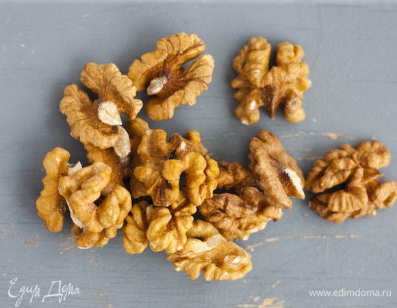 Орехи подсушивать в духовке 3—4 минуты.