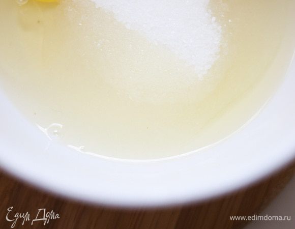 Яйца взбить с сахаром в легкую, светлую массу, добавить 1/4 ч. ложки ванильного экстракта, просеянную муку и разрыхлитель, все перемешать.