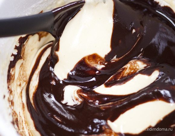 Приготовить крем: растопить оставшийся шоколад на водяной бане, добавить 100 г предварительно размягченного сливочного масла, сахарную пудру и 1/4 ч. ложки ванильного экстракта. Если крем получится слишком густой, влить немного молока.