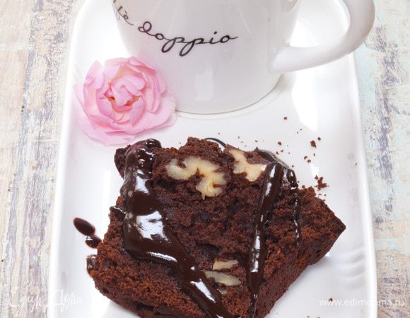 Готовый кекс остудить, разрезать на прямоугольники и смазать шоколадным кремом. Можно украсить половинками грецких орехов.