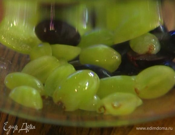 Ягоды винограда порезать пополам.