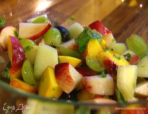 Нектарин, персик и дыню нарезать небольшими кусочками, соединить с виноградом, добавить цедру и сок лайма.