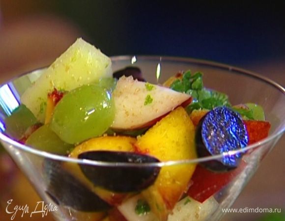 Листья мяты мелко порубить, добавить к фруктам, все перемешать и присыпать сахаром.