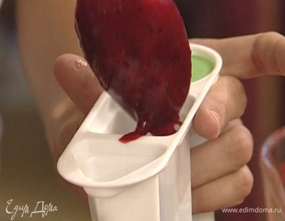 Соединить теплый сахарный сироп со смородиновым пюре, перемешать, разлить по маленьким формочкам и поставить на несколько часов в морозильник.