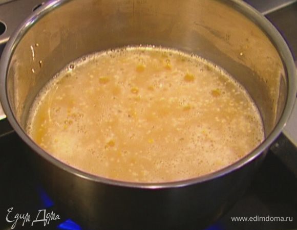 Из кукурузной крупы сварить кашу согласно инструкции на упаковке.