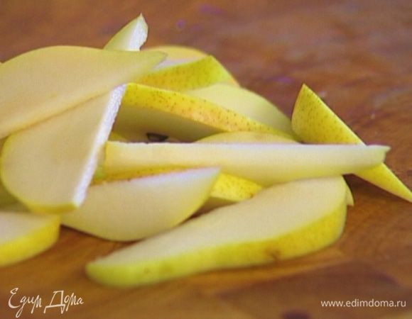 Грушу, удалив сердцевину, нарезать тонкими полосками.
