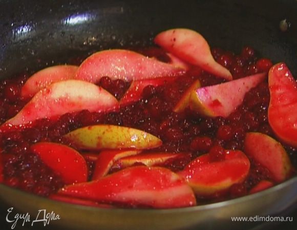 Добавить гвоздику и изюм вместе с коньяком, еще раз перемешать.