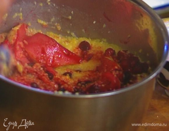 В готовую кашу добавить соль и оставшееся сливочное масло.