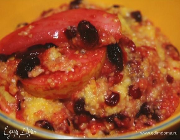 Украсить кашу дольками из клюквенно-грушевого соуса, либо выложить весь соус в кашу и перемешать.