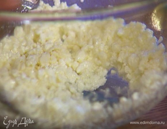 Добавить творог и вымешать ложкой.