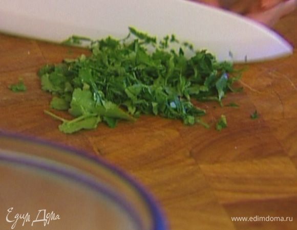 Кинзу мелко порубить и добавить к творогу. 