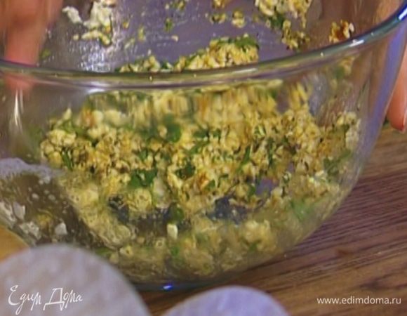 Всыпать тмин, карри и перец, все перемешать.