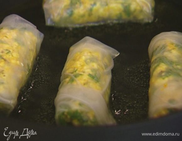 Разогреть в сковороде оливковое масло и обжарить спринг-роллы с двух сторон.