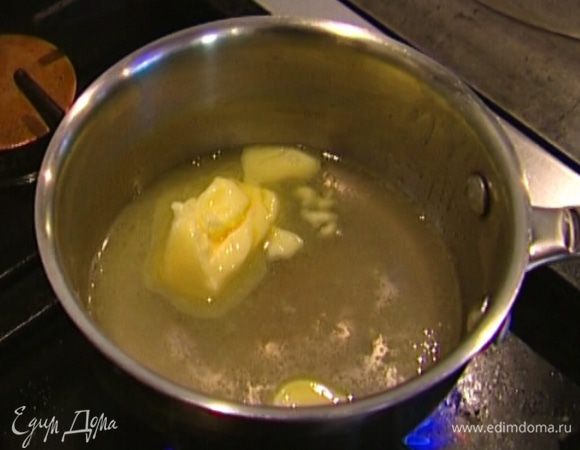 Приготовить тесто: сливочное масло выложить в небольшую кастрюлю, влить 1/2 стакана воды, посолить и довести на среднем огне до кипения. 
