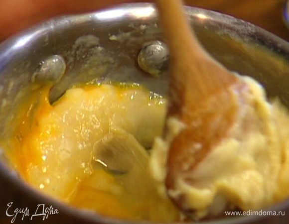 Не переставая мешать, по одному ввести в тесто яйца.