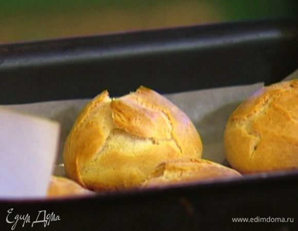 Поставить противень с эклерами в разогретую духовку на 10 минут (духовку ни в коем случае не открывать!), затем убавить температуру до 180°С и выпекать еще 5–7 минут.