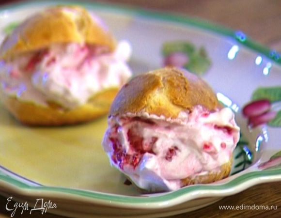 Готовые эклеры проткнуть зубочисткой, чтобы вышел лишний воздух, и остудить. Затем надрезать сбоку ножом и начинить малиновым кремом.