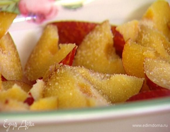 Жаропрочную керамическую посуду смазать сливочным маслом, уложить в нее сливы, так чтобы они покрыли все дно, присыпать их сахаром.