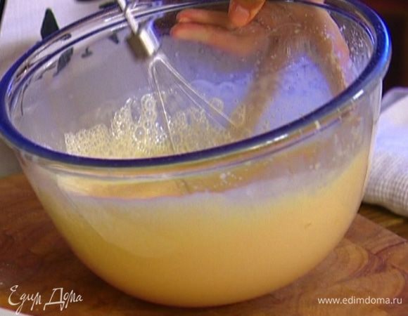 Яйца взбивать с сахарной пудрой до получения пышной массы, затем влить сливки и продолжить взбивать.