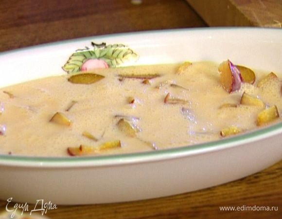 Добавить муку, еще раз взбить тесто и залить им сливы.