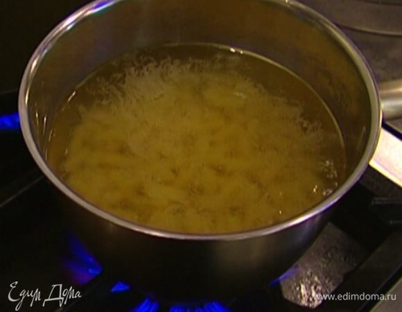 Макароны засыпать в кипящую подсоленную воду и сварить их, слегка не доварив.