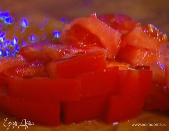 Помидоры нарезать небольшими кубиками.