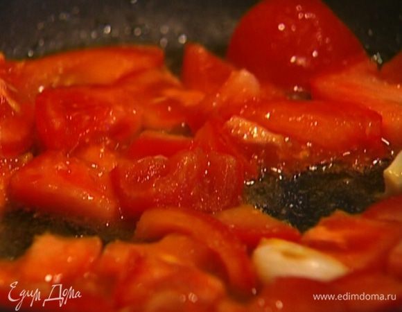 Разогреть в сковороде оливковое масло.Чеснок почистить и выложить в сковороду с маслом, затем добавить помидоры. Перемешать и дать им прогреться (не тушить!). Посолить, поперчить и отставить в сторону.