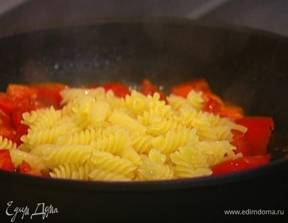 Макароны шумовкой переложить в сковороду с помидорами.