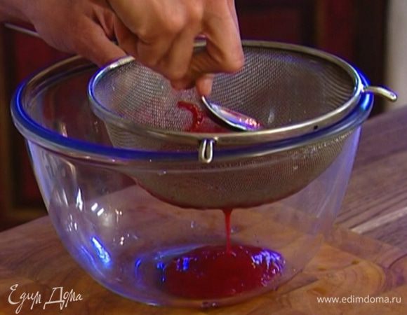 Малину и ежевику протереть через сито (несколько ягод ежевики оставить).