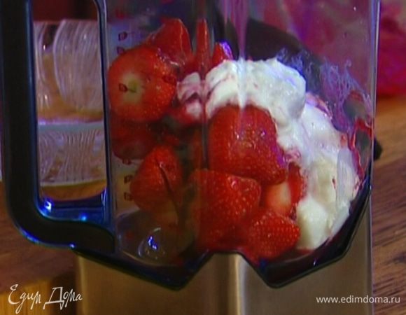Клубнику, протертые ягоды, миндаль и йогурт поместить в блендер, добавить миндальный экстракт и все взбить.